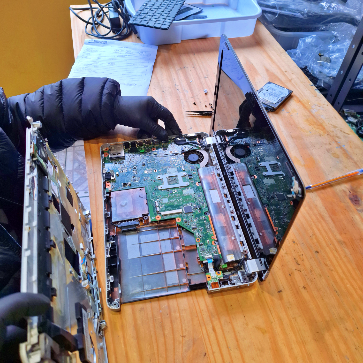 Alinhamento milimétrico do novo teclado sobre a base do notebook HP G42-440br
