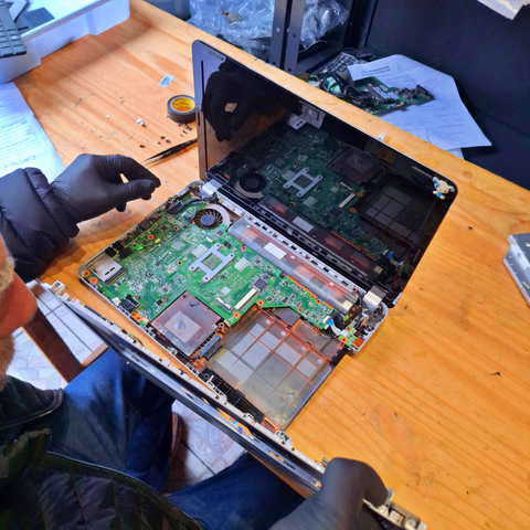 Inserção cuidadosa do flat cable do teclado novo no conector da placa-mãe do HP G42