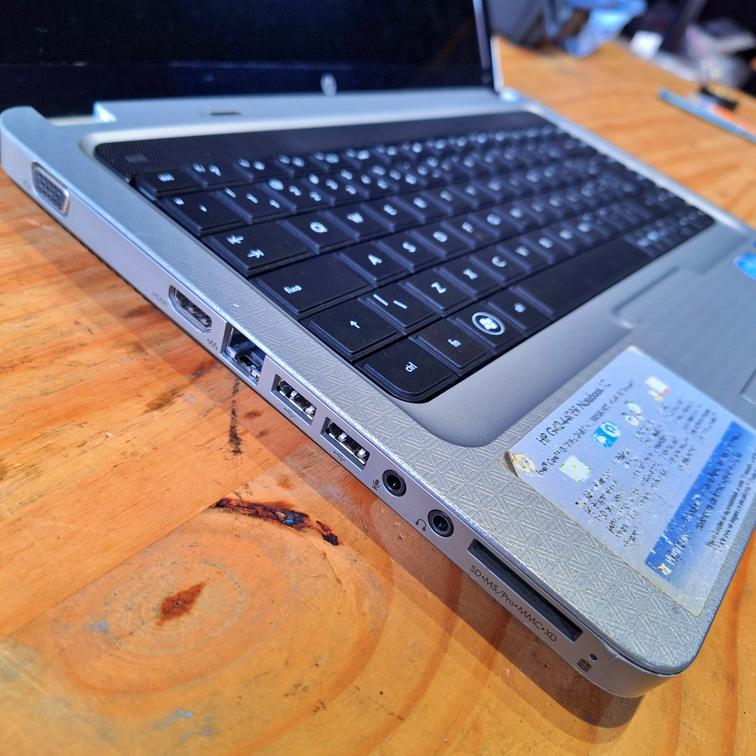 Comparação visual lado a lado entre o teclado com defeito retirado e a peça nova do HP G42-440br