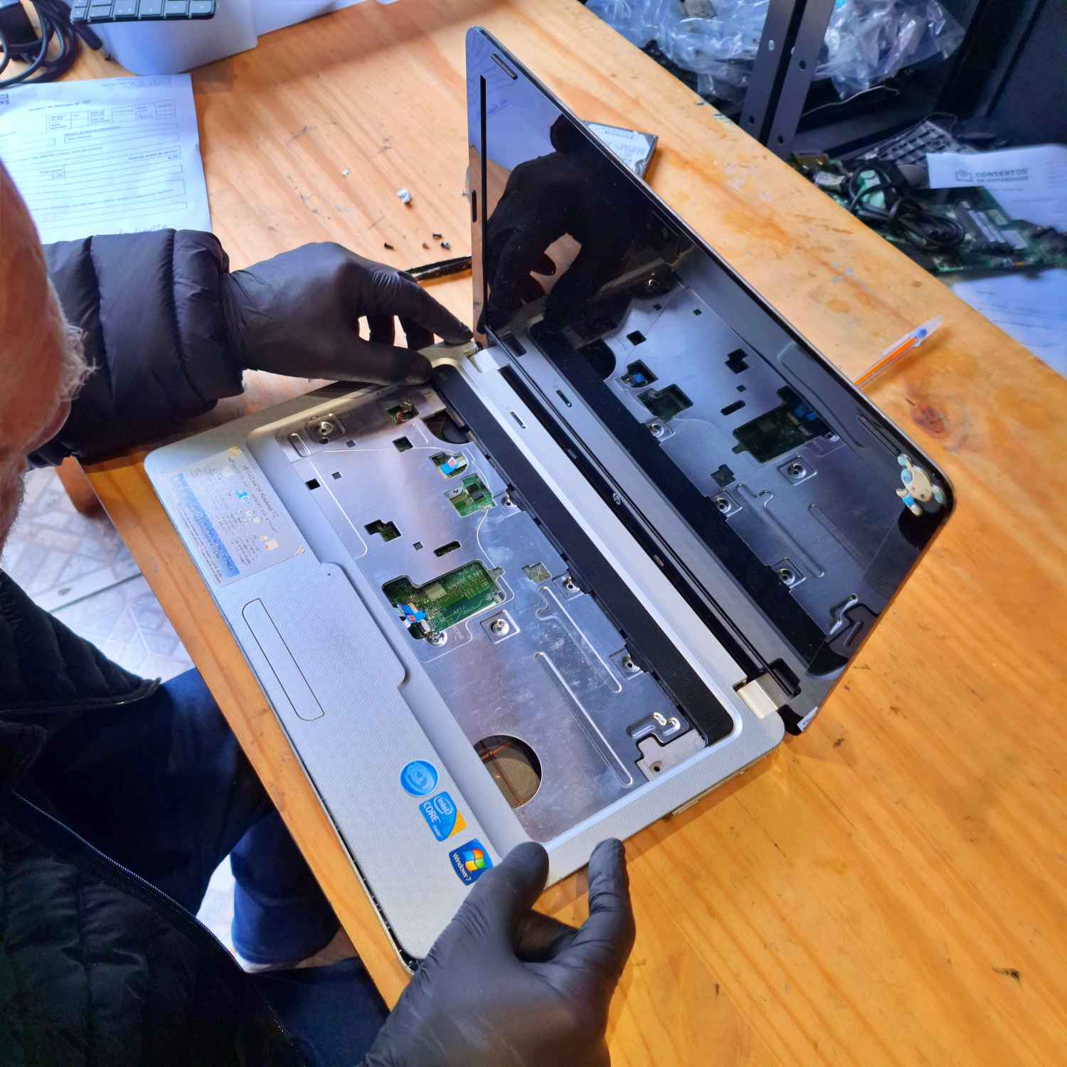 Fixação das travas plásticas superiores do novo teclado no modelo HP G42-440br